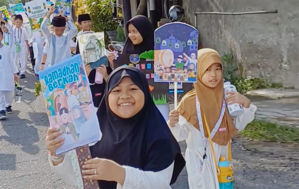 Ratusan Murid SD Muhammadiyah PK Solo Ikuti Pawai Tarhib Ramadan 1446 H