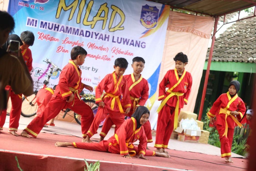MI Muhammadiyah Luwang Gatak (Miluga) mengadakan serangkaian kegiatan dalam acara milad bertema "Ratusan Langkah Menebar Kebaikan dan Kebermanfaatan" di dekat Stasiun Gawok, Blimbing, Luwang, Sabtu (8/2/2025).