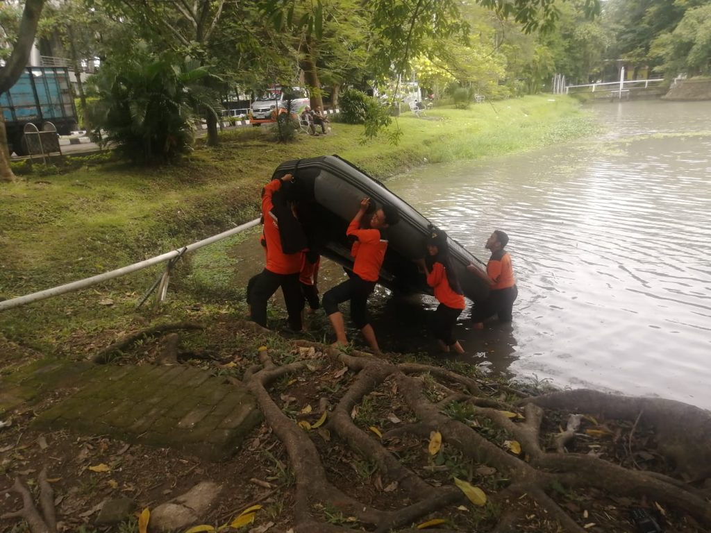 MDMC Kota Solo menjadi instruktur di acara Djazman Scout Challenge yang diselenggarakan Hizbul Wathan UMS di Danau UMS, Minggu (2/2/2025). Kegiatan diikuti 20 peserta perwakilan dari siswa SMA dan SMK se-Jawa Tengah.