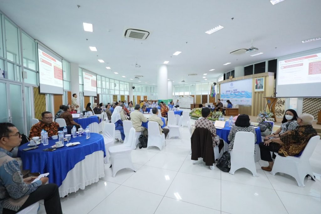 Universitas Muhammadiyah Surakarta (UMS) menjadi tuan rumah Seminar dan Rapat Anggota 1 tahun 2025 yang berlangsung di Ruang Seminar Lt.7 Gedung Induk Siti Walidah (GISW), Rabu, (19/2/2025). Acara diselenggarakan Perkumpulan Asosiasi Dana Pensiun Indonesia Komisariat Daerah (ADPI KOMDA) V Jawa Tengah & DIY dengan dihadiri 66 anggota dari 12 Dana Pensiun.