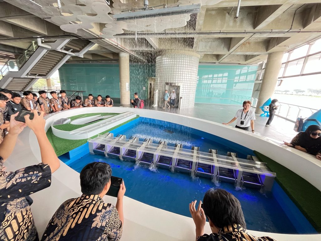 SMP Muhammadiyah Program Khusus (PK) Kottabarat Solo menggelar program edutrip internasional ke luar negeri bagi 119 siswa kelas 9. Para siswa belajar tentang kemajuan dan inovasi di Singapura dan Malaysia selama 4 hari 3 malam, Senin sampai Kamis (17-20/2/2025).