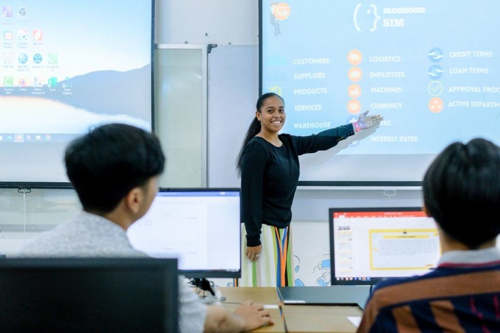 Universitas Muhammadiyah Surakarta (UMS) membuka peluang bagi mahasiswa berprestasi dan kurang mampu untuk menempuh pendidikan tanpa biaya melalui berbagai program beasiswa dan bantuan pendidikan.