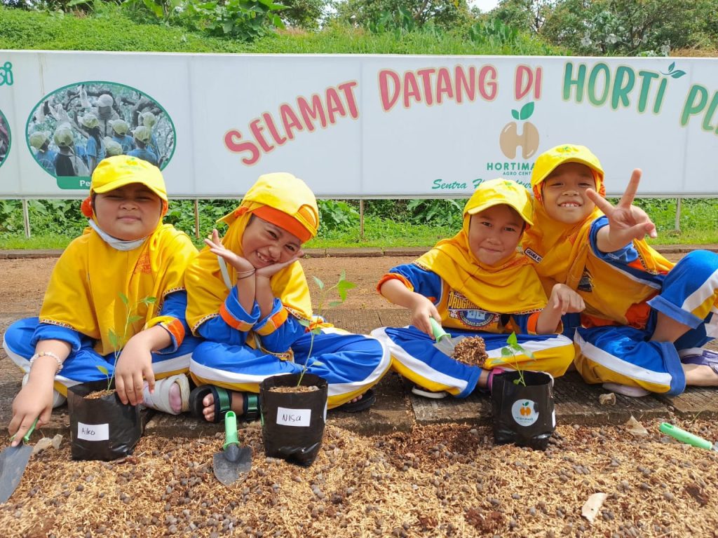 Sebanyak 84 murid kelas I SD Muhammadiyah Program Khusus (PK) Kottabarat Solo mengikuti kegiatan field trip di Hortimart Agro Center, Kec. Bawen, Semarang, Senin (3/2/2025).