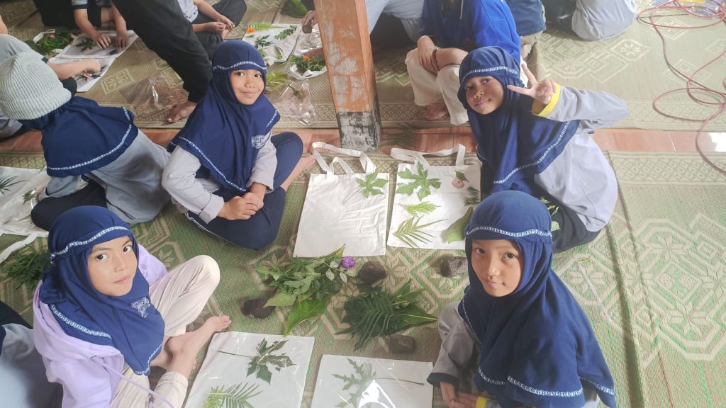 Sebanyak 66 murid kelas III SD Muhammadiyah Program Khusus (PK) Kottabarat Solo mengikuti kegiatan field trip membuat ecoprint menggunakan teknik pukul di Desa Wisata Pulesari, Wonokerto, Kec. Turi, Sleman, Yogyakarta, Kamis (20/2/2025).