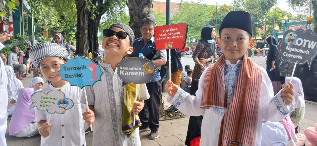 Berdoa lebih baik daripada mencela. Hal itu diungkapkan Kinanti, salah satu peserta acara Tarhib Ramadan 1446 Hijriyah dari SD Muhammadiyah 1 Solo, Rabu (26/2/2025). Dia menyampaikannya saat menyusuri dan mengaspal di sepanjang Jl Diponegoro selatan Pamedan Pura Mangkunegaran.