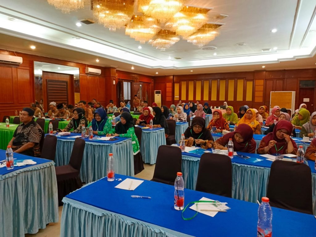 Sebanyak 70 guru dan tenaga kependidikan di lingkungan Amal Usaha Muhammadiyah (AUM) Pimpinan Cabang Muhammadiyah (PCM) Kota Bengawan (Kobeng) Solo mengikuti kegiatan Baitul Arqam di Hotel Larisae, Jumat-Sabtu (31/1-1/2/2025).
