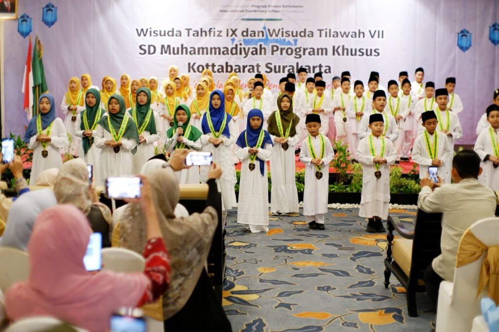 Sebanyak 134 murid SD Muhammadiyah Program Khusus (PK) Kottabarat Solo mengikuti wisuda tahfiz dan tilawah di Hotel Swiss Belinn Saripetojo, Solo, Sabtu (1/2/2025). Dengan mengambil tema “Al-Qur’an Jalan Menuju Pencerahan Spiritual”, kegiatan ini menjadi program tahunan yang pendaftarannya dibuka empat kali dalam setahun. Jumlah peserta wisuda tilawah sebanyak 73 murid.