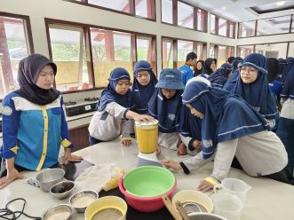 Murid Kelas VI SD Muhammadiyah PK Solo Belajar Bikin Minuman Herbal