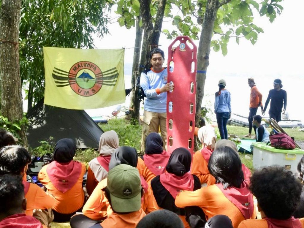 Universitas Muhammadiyah Surakarta (UMS) melalui Mahasiswa Muslim Pecinta Alam (MALIMPA) berkomitmen meningkatkan kapasitas anggotanya dalam bidang kemanusiaan. Salah satu langkah konkret yang dilakukan adalah menggelar Pendidikan Search and Rescue (SAR) dengan materi Water Rescue selama dua hari di Waduk Mulur, Sukoharjo.