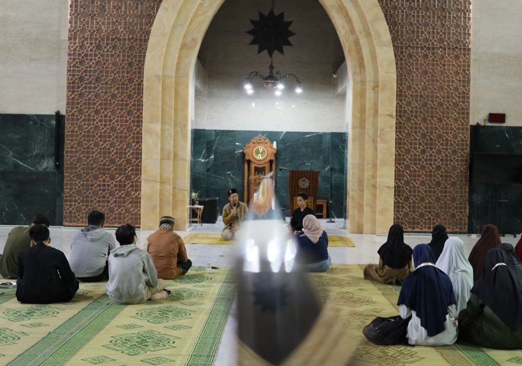 Universitas Muhammadiyah Surakarta (UMS) kembali menggelar kegiatan Iktikaf Gema Kampus Ramadan 1446 H yang akan berlangsung di Masjid Hj. Sudalmiyah Rais Kampus 2 UMS.