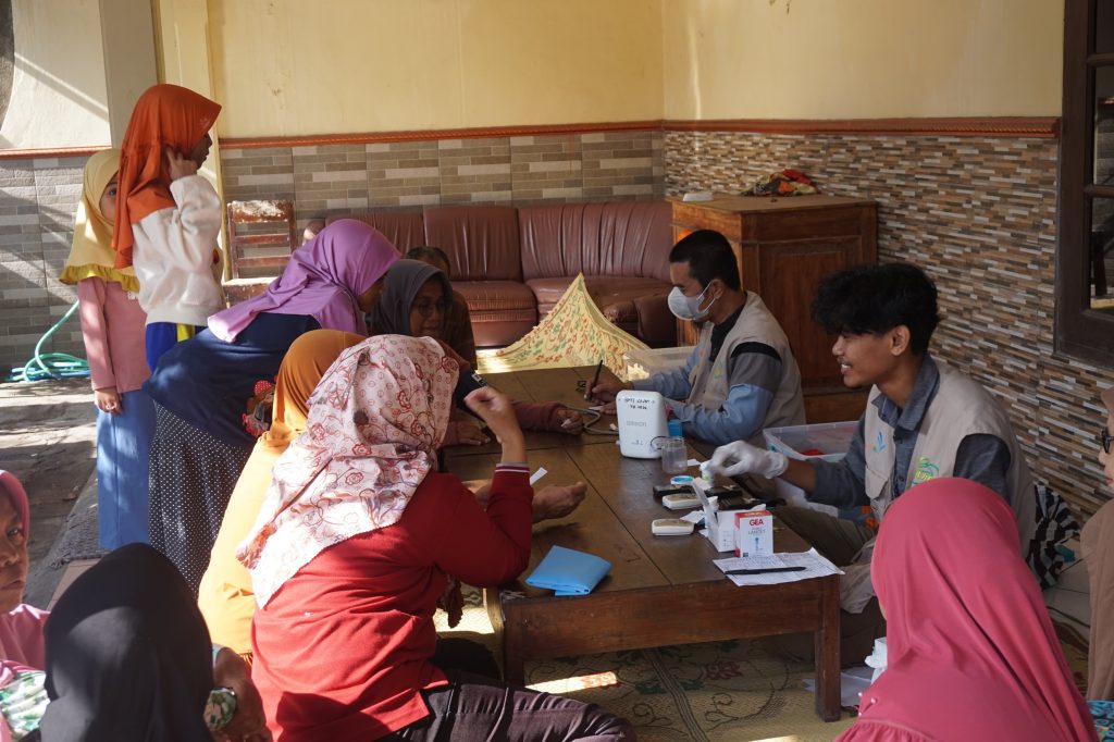 Festival Ramadan di Makamhaji tahun ini semakin semarak dengan adanya bazar Usaha Mikro, Kecil, dan Menengah (UMKM) dan layanan cek kesehatan gratis. Acara yang digelar pada Minggu, (9/3/2025) di pelataran Masjid Utsman itu disambut antusias masyarakat.