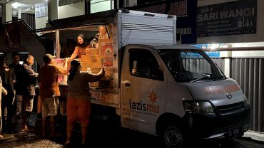 BPRS Hikmah Khazanah dan Lazismu Solo Berbagi Sahur kepada Pedagang Pasar Nusukan