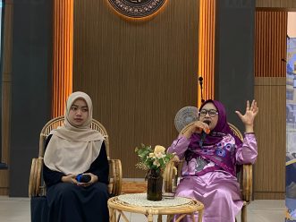 Muslimah Kaffah Tak Perlu Pusingkan Standar Dunia Maya