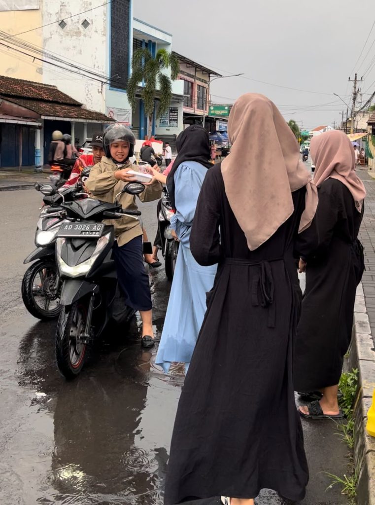 Dalam rangka menyemarakkan bulan suci, SMK Muhammadiyah 5 Solo (SMK Mulia) mengadakan kegiatan berbagi takjil kepada masyarakat sebagai bentuk kepedulian sosial dan peningkatan amal ibadah, Selasa (18/3/2025). 