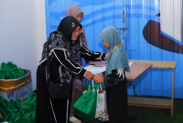 SD Muhammadiyah PK Solo Bagikan Kado Ramadan untuk Anak Yatim