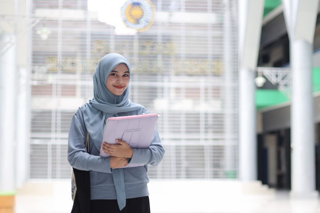 Di era digital yang semakin berkembang, kebutuhan akan tenaga profesional di bidang bisnis berbasis teknologi semakin tinggi. Universitas Muhammadiyah Surakarta (UMS) menjawab tantangan tersebut dengan menghadirkan Program Studi (Prodi) Bisnis Digital di Fakultas Ekonomi dan Bisnis (FEB).