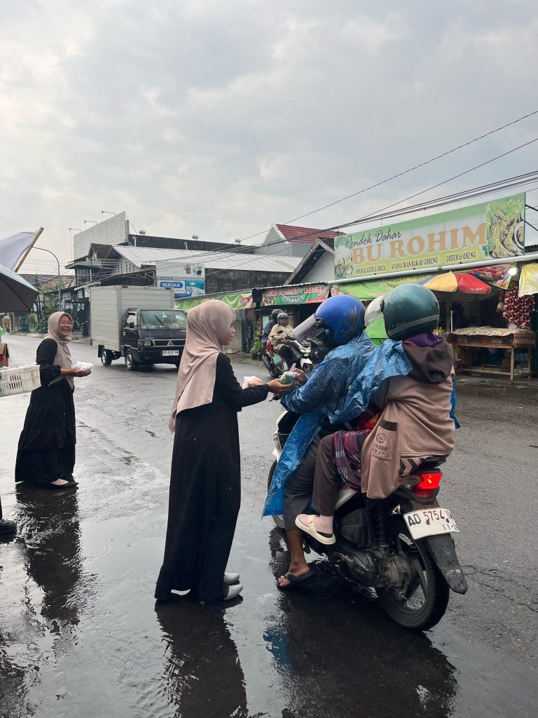 SMK Muhammadiyah 5 Solo Tebar Berkah Takjil di Bulan Ramadan