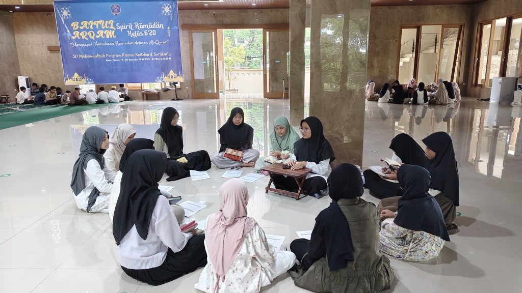 Sebanyak 84 murid kelas VI SD Muhamadiyah PK Kottabarat Solo mengikuti kegiatan Baitul Arqam Spirit Ramadan 1446 H di Pesantren Mahasiswa (Pesma) KH Mas Mansur, Universitas Muhammadiyah Surakarta (UMS), Rabu-Kamis (19-20/3/2025).