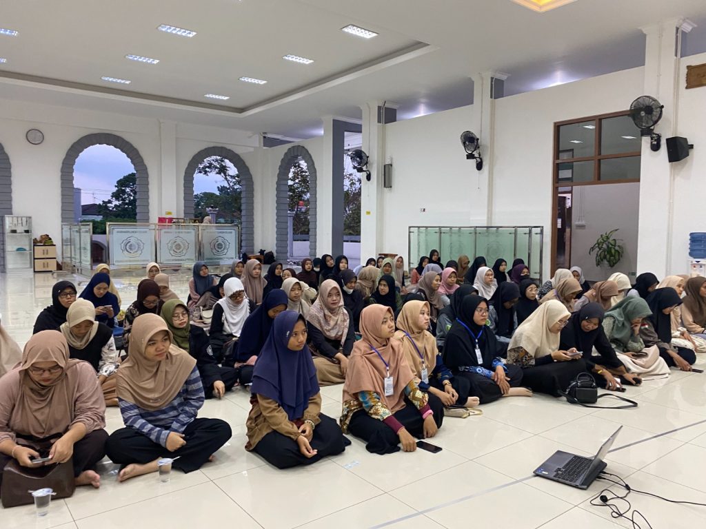 Seiring waktu media sosial semakin membentuk standar kecantikan, kesuksesan, dan kebahagiaan yang kerap tak realistis. Fenomena ini menjadi sorotan dalam Kajian Nisa' bertajuk “Muslimah Kaffah: Jangan Mau Disetir Sosmed”.