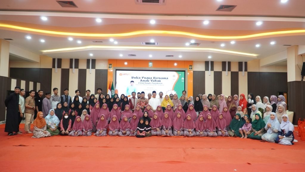 UM PKU Muhammadiyah Solo menggelar pengajian dan santunan bersama 50 anak yatim  dari Panti Asuhan Yatim Putri Aisyiyah 2, Kadipiro, Banjarsari, dan Panti Asuhan Yatim Aisyiyah Manahan Solo di Auditorium kampus setempat, Senin (17/3/2025).