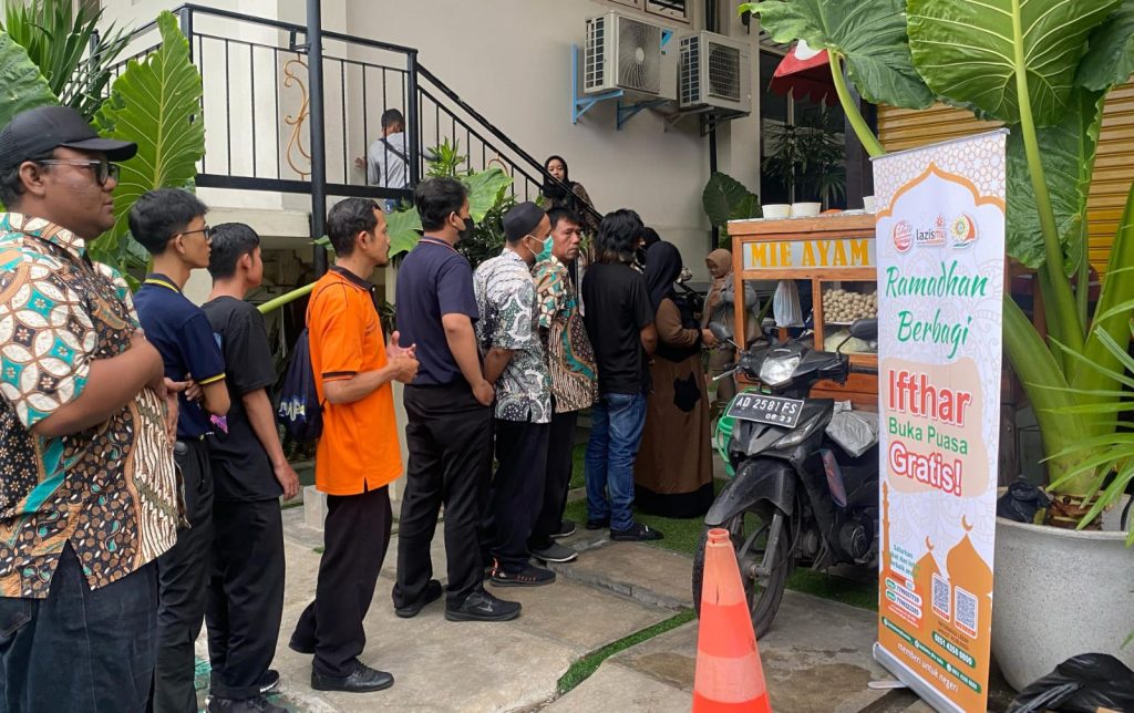 Dalam semangat kepedulian dan berbagi kebahagiaan di bulan suci Ramadan, RS PKU Muhammadiyah Solo bersama Lazismu Kantor Layanan (KL) RS PKU Muhammadiyah Solo menggelar aksi sosial.