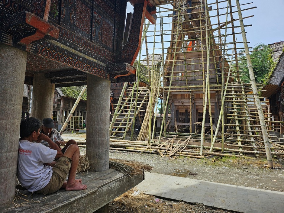 Universitas Muhammadiyah Surakarta (UMS) melalui Program Kuliah Kerja Lapangan (KKL) Program Studi Arsitektur Fakultas Teknik, baru-baru ini menggelar kegiatan eksplorasi arsitektur di Tana Toraja, Sulawesi Selatan.