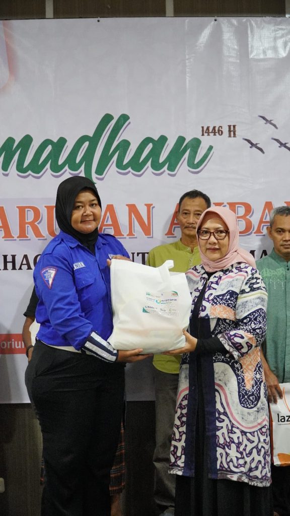 Lembaga Amil Zakat Infak dan Sedekah Muhammadiyah (Lazismu) Solo bekerja sama dengan BPR Syariah Hikmah Khasanah menggelar tasharuf akbar dengan menyalurkan 200 paket santunan Ramadan kepada para mustahiq di Edutorium KH Ahmad Dahlan Universitas Muhammadiyah Surakarta (UMS), Minggu (16/3/2025).
