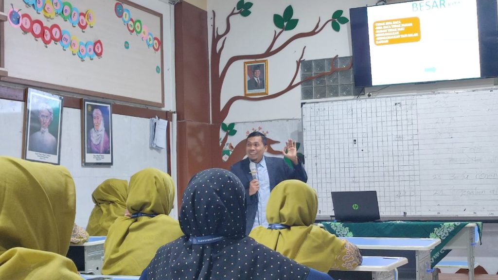 Sebanyak 50 guru dan tenaga kependidikan SD Muhammadiyah Program Khusus (PK) Kottabarat Solo mengikuti kajian keagamaan 1446 Hijiriah bersama Ustaz Prof. M. Abdul Kholiq Hasan, dosen UIN Raden Mas Said Solo, di ruang kelas I A sekolah setempat, Senin (17/3/2025).