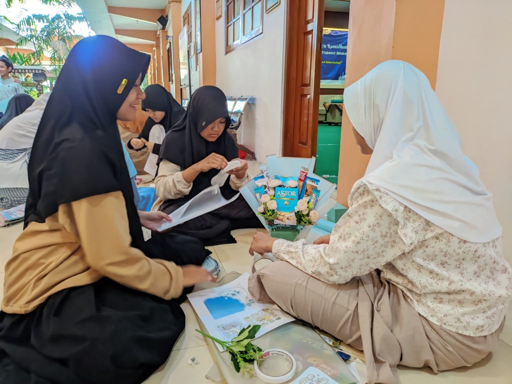 SMP Muhammadiyah Program Khusus Kottabarat Solo menggelar Ramadan Camp sebagai upaya memperkuat karakter Islami siswa selama bulan suci Ramadan. Sebanyak 128 siswa kelas 7 mengikuti kegiatan pesantren Ramadan ini selama dua hari, Rabu-Kamis (19-20/3/2025), di lingkungan sekolah.
