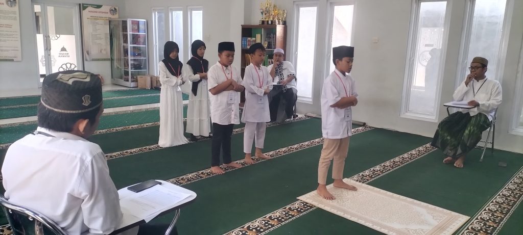 Festival Ramadan 1446 H yang diselenggarakan oleh Pimpinan Komisariat Ikatan Mahasiswa Muhammadiyah (PK IMM) Pondok Shabran Universitas Muhammadiyah Surakarta (UMS) dengan menggandeng Takmir Masjid Utsman berlangsung meriah.