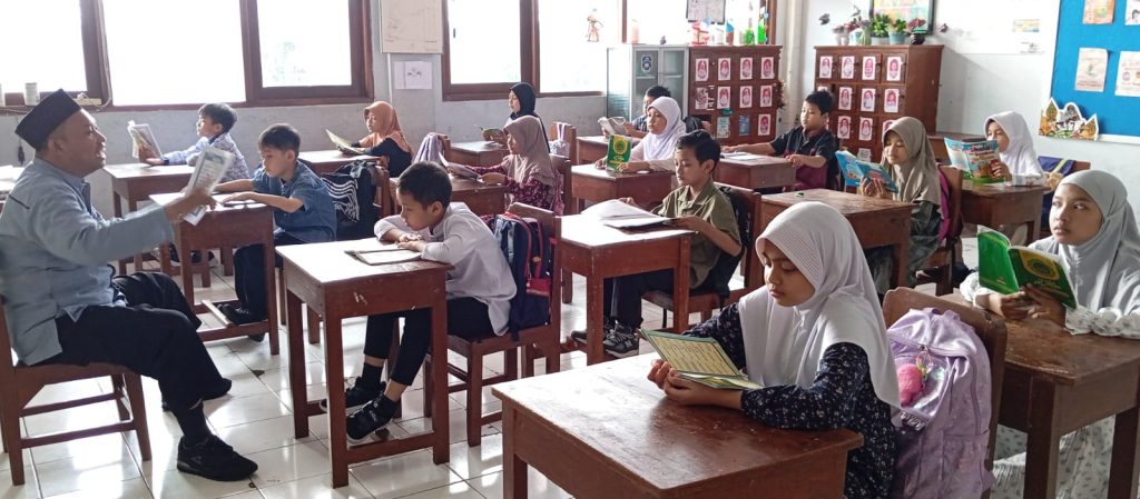 Sekolah Dasar (SD) Muhammadiyah 1 Ketelan Solo ikut menghadirkan suasana Ramadan di sekolah.