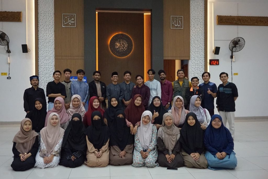 Himpunan Mahasiswa Prodi Ilmu Al-Qur’an & Tafsir (HMP IQT) Universitas Muhammadiyah Surakarta (UMS) menggelar Grand Opening KABAR (Kajian Bareng) dengan tema “Muda Beriman Muda Bertakwa: Kun Mumtazaan Fii Ramadhan”.
