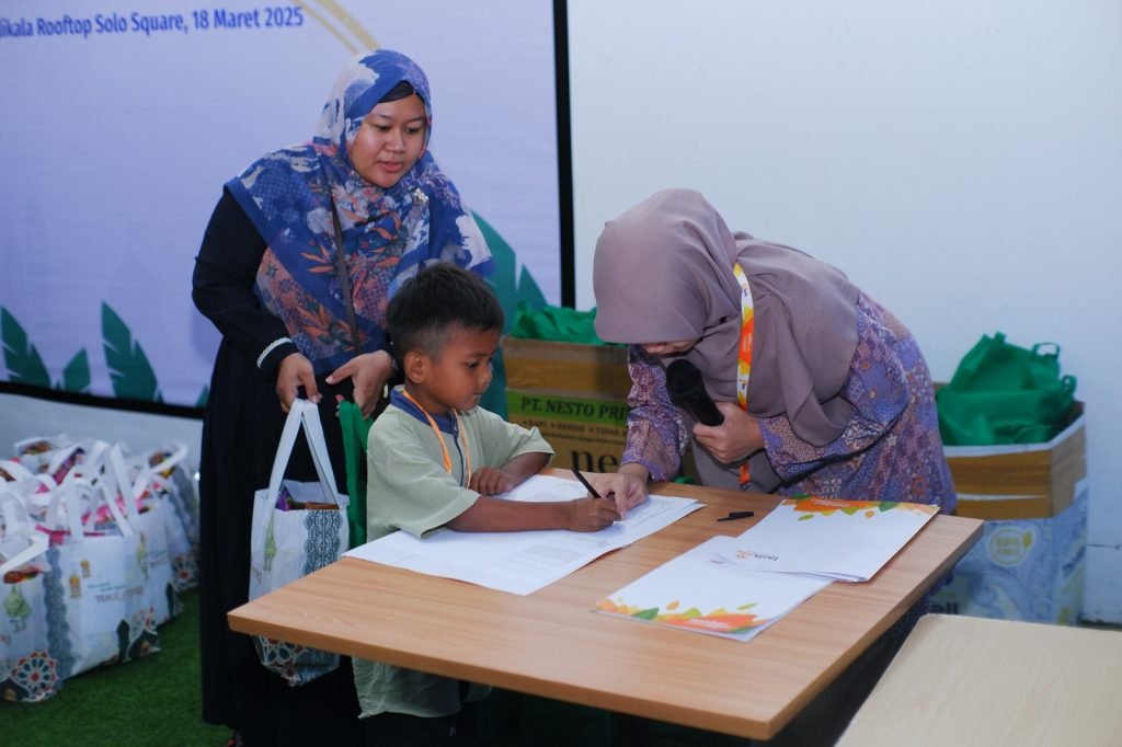 SD Muhammadiyah Program Khusus (PK) Kottabarat Solo menggandeng Lembaga Amil Zakat Infak dan Sedekah Muhammadiyah (Lazismu) Solo mengadakan kegiatan penyaluran "Kado Ramadan Anak Yatim (Nonpanti) di Chandikala Rooftop Solo Square, Selasa (18/3/2025).