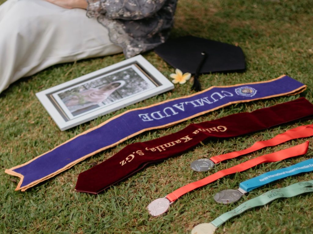 Momen wisuda menjadi salah satu babak penting dalam perjalanan pendidikan seorang mahasiswa. Tak terkecuali bagi Ghina Kamila, mahasiswi Program Studi Ilmu Gizi Universitas Muhammadiyah Surakarta (UMS), yang lulus dengan predikat cumlaude dalam waktu 3,5 tahun.
