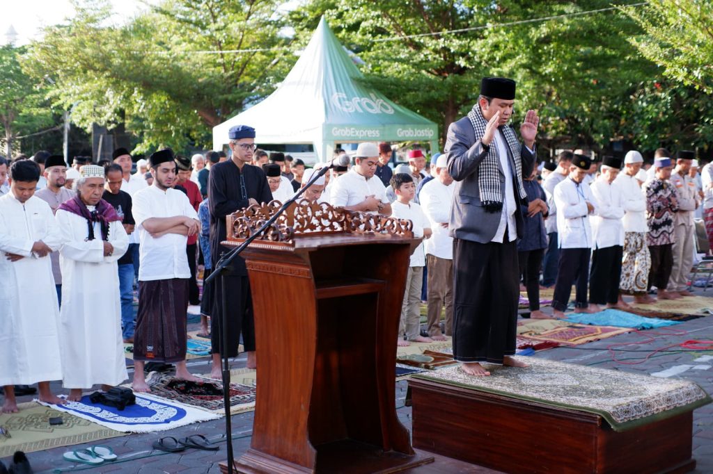 Seribuan Umat Islam Padati Salat Idulfitri di Taman Parkir Lapangan Kottabarat Solo