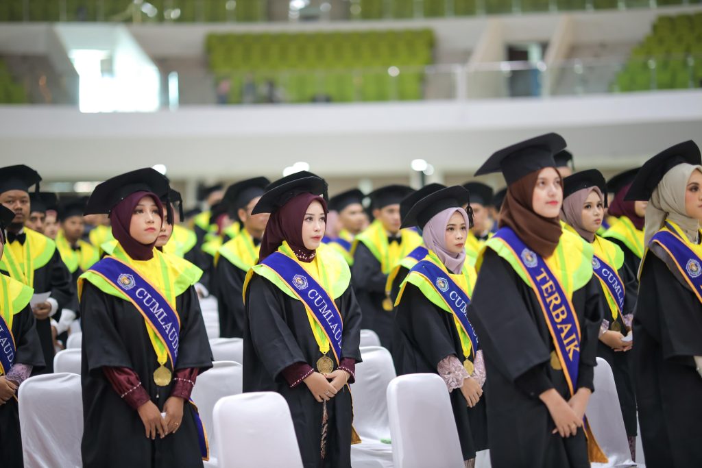 Wisuda dengan Kebanggaan, Bekerja dengan Kebingungan: Momen Reflektif untuk Lulusan Hari Ini