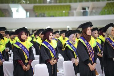 Wisuda dengan Kebanggaan, Bekerja dengan Kebingungan: Momen Reflektif untuk Lulusan Hari Ini