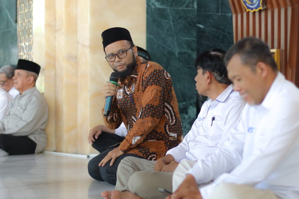 Dekan Fakultas Geografi UMS Jumadi, S.Si., M.Sc., Ph.D. memberikan sambutan sekaligus memohon doa restu demi kelancarannya dan rekan calon jemaah haji UMS menuju Tanah Suci (25/4/2025). Luqman Hakim/Humas UMS.