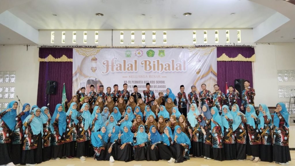 Keluarga besar Perguruan Muhammadiyah Delanggu menggelar kegiatan Halal Bi Halal yang penuh kehangatan dan kebersamaan di Gedung IPHI Delanggu, Rabu (16/4/2025). Acara dihadiri guru dan karyawan, serta wali murid dari KB-TK Mutiara Hati, SD IT PK Muhammadiyah Delanggu, dan SMPI PK Muhammadiyah Delanggu.
