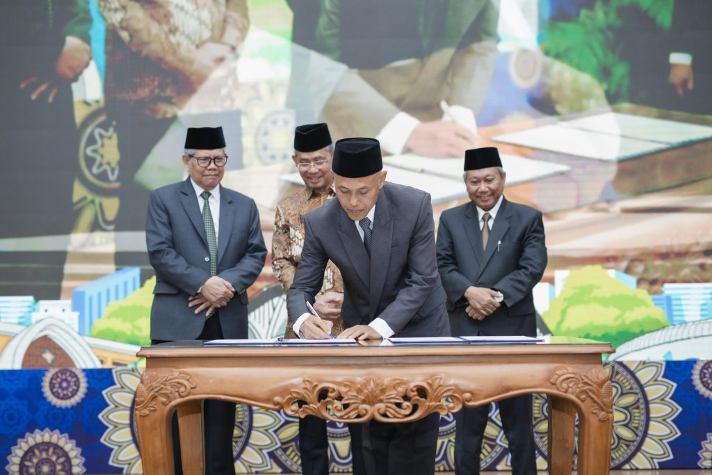 Penandatanganan dokumen sumpah jabatan oleh Rektor UMS masa jabatan 2025-2029, Prof. Dr. Harun Joko Prayitno, M.Hum.