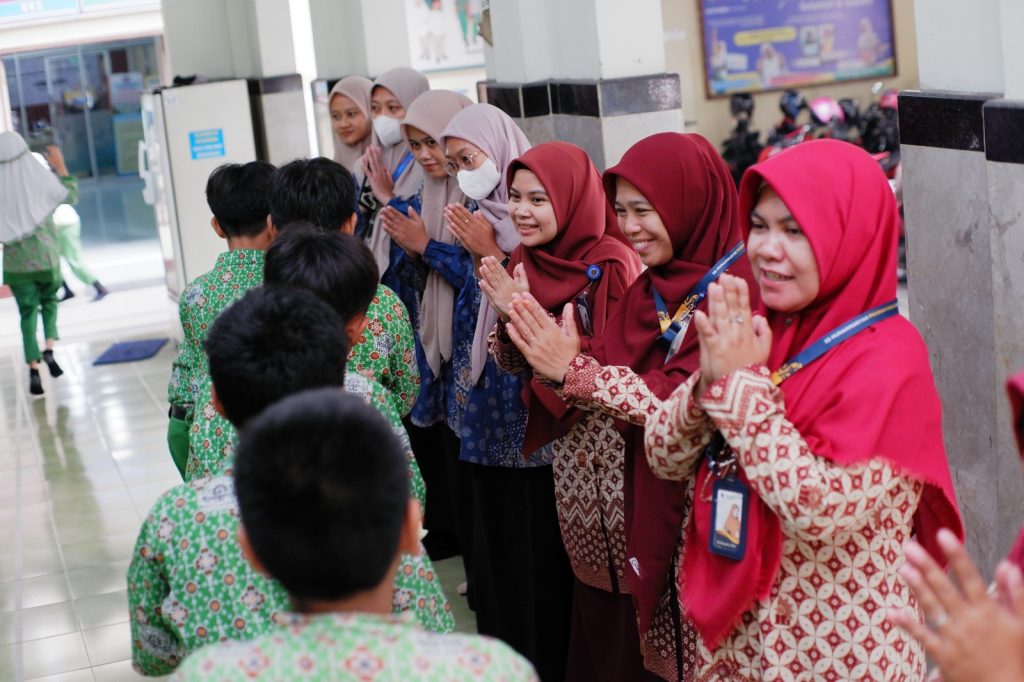 Sebanyak 455 murid SD Muhammadiyah Program Khusus (PK) Kottabarat Solo mengikuti kegiatan halalbihalal dengan tema "Istikamah Beribadah Melanjutkan Amalan Bulan Ramadan", Kamis (10/4/2025).