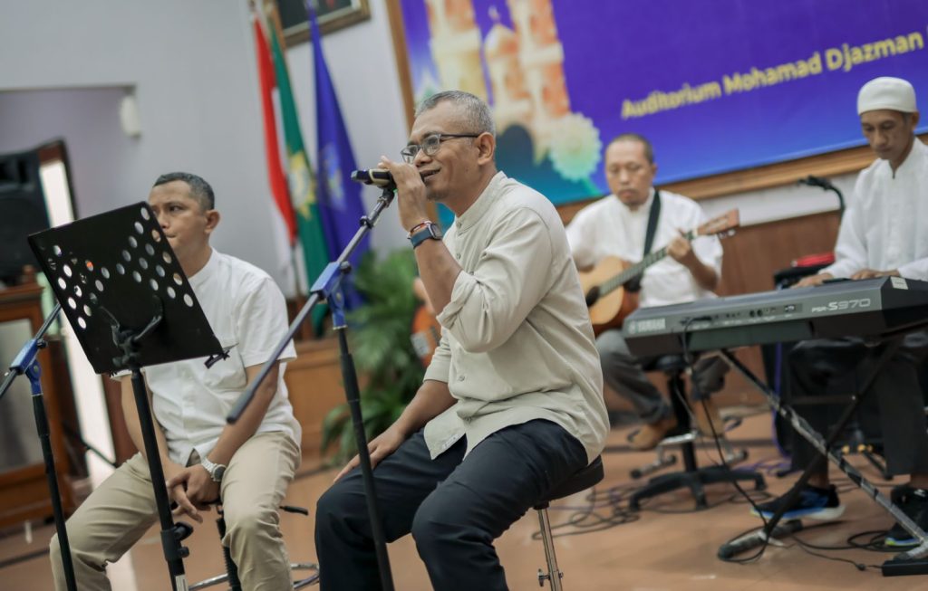 Suasana Silaturahmi dan Halalbihalal Keluarga Besar Universitas Muhammadiyah Surakarta (UMS) Tahun 1446 H / 2025 M semakin semarak dengan penampilan dari MyUMSBand.