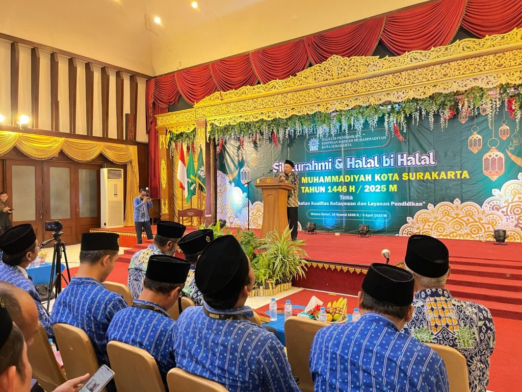 Majelis Pendidikan Pimpinan Daerah Muhammadiyah Kota Solo menggelar kegiatan silaturahmi dan halalbihalal pada Rabu (9/4/2025) di Wisma Batari Solo. Kegiatan diikuti 1.200 guru dan tenaga kependidikan dari seluruh jenjang sekolah Muhammadiyah se-Kota Solo.