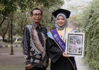 Bawa Foto Ibu saat Wisuda, Ghina Kenang Perjuangan Sang Pendidik Sejati