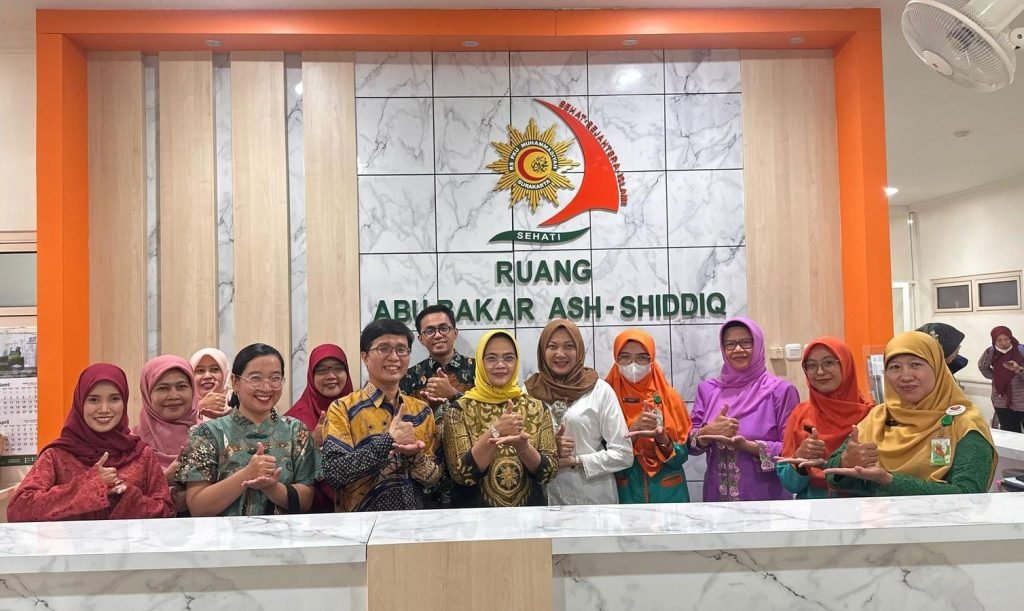 Bertepatan dengan peringatan Hari Kartini, RS PKU Muhammadiyah Surakarta menerima kunjungan dari Dewan Jaminan Sosial Nasional (DJSN) dan Dewan Pengawas BPJS Kesehatan. Kegiatan dalam rangka supervisi implementasi Rekam Medis Elektronik (RME) yang terintegrasi dengan klaim JKN dan platform Satu Sehat.
