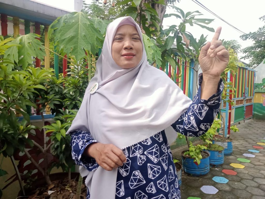 Masa kanak-kanak atau usia dini merupakan periode emas yang tidak boleh dilewatkan. Hal tersebut disampaikan Kepala KB – TK Surya Mentari, Gondang, Manahan, Solo, Parwanti, Kamis (17/4/2025).