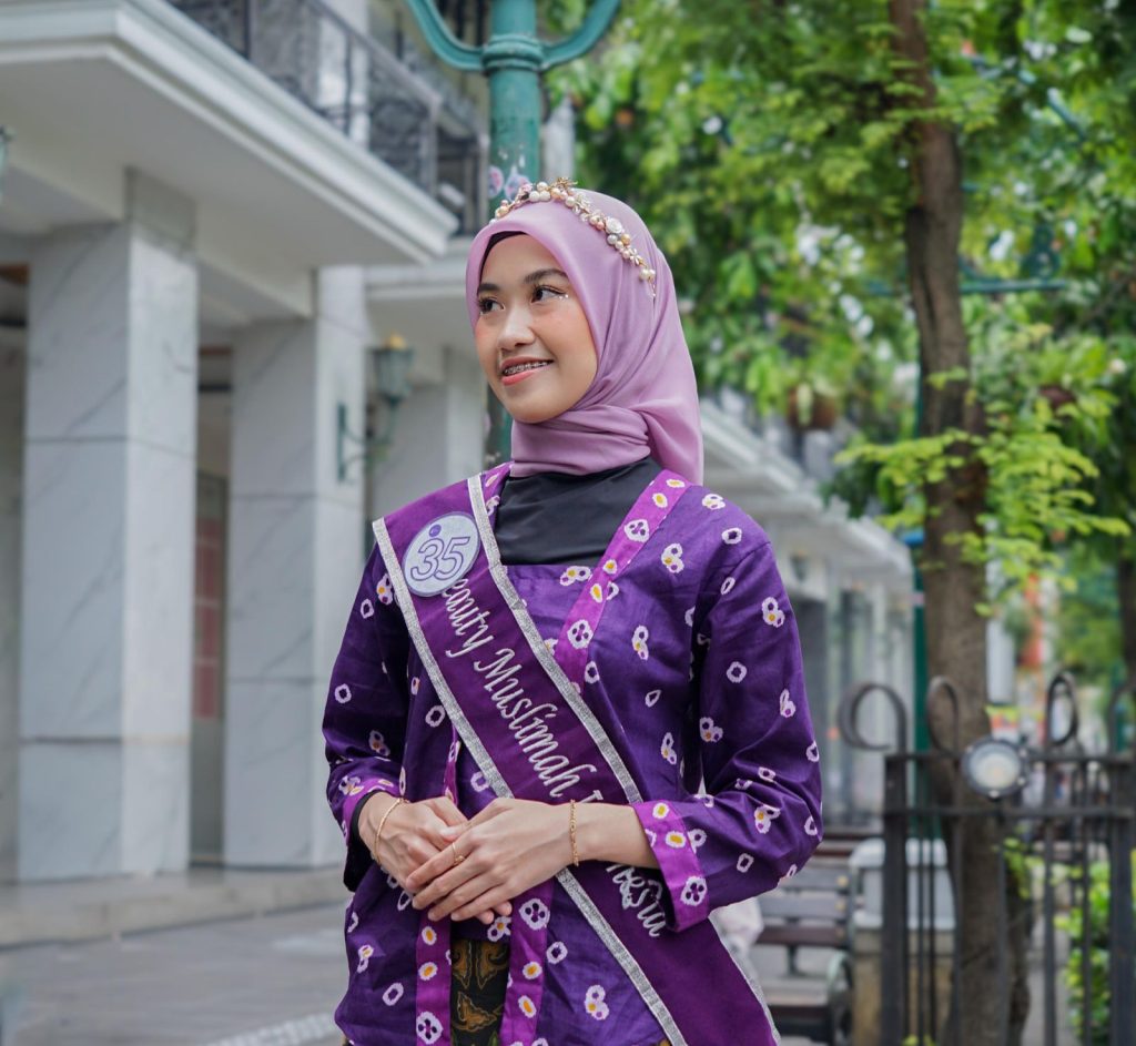 Mahasiswa Universitas Muhammadiyah Surakarta (UMS) kembali mengukir prestasi di kancah nasional. Felissa Auriel Rahmalia Putri, mahasiswa Program Studi Ilmu Komunikasi,  meraih penghargaan kategori Best Creativity dalam ajang kompetisi Beauty Muslimah Indonesia 2025.