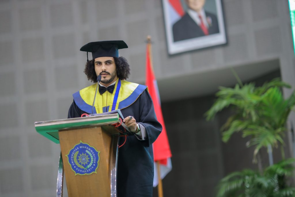 Mahasiswa asal Yaman, Ali Essam Ali Al-Sanaani, saat memberikan sambutan dalam wisuda periode III tahun 2024/2025 di Edutorium KH Ahmad Dahlan UMS. (Humas)