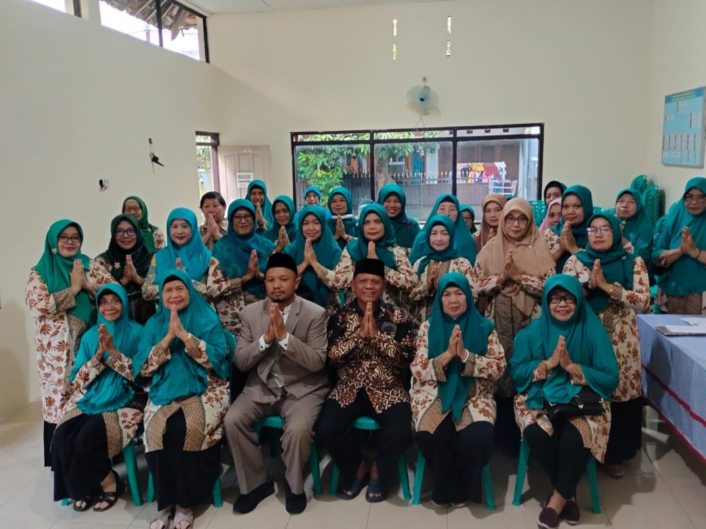 Dai Champions Standardisasi Majelis Ulama Indonesia Pusat, Dwi Jatmiko, dalam acara Halalbihalal di Gedung Pertemuan Indra Indah, Dusun Jetak Bolon Colomadu RW 13 Karanganyar, Selasa (15/4/2025).