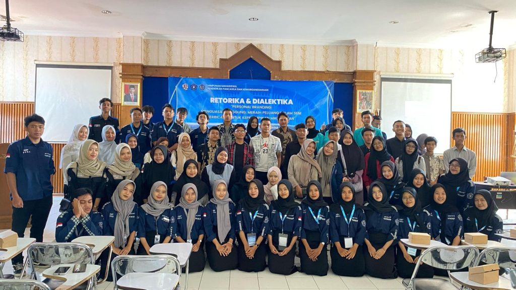 Program Studi Pendidikan Pancasila dan Kewarganegaraan (PPKn) Fakultas Keguruan dan Ilmu Pendidikan (FKIP) Universitas Muhammadiyah Surakarta (UMS) melalui Himpunan Mahasiswa Program Studi (HMPS) mengadakan seminar bertajuk Retorika dan Dialektika dengan tema “Personal Branding: Menguasai Panggung, Meraih Peluang dalam Seni Berbicara untuk Kepemimpinan Masa Depan.”